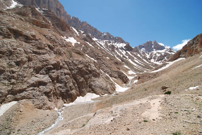 Нижний из двух каньонов (вид назад, с левого берега)
